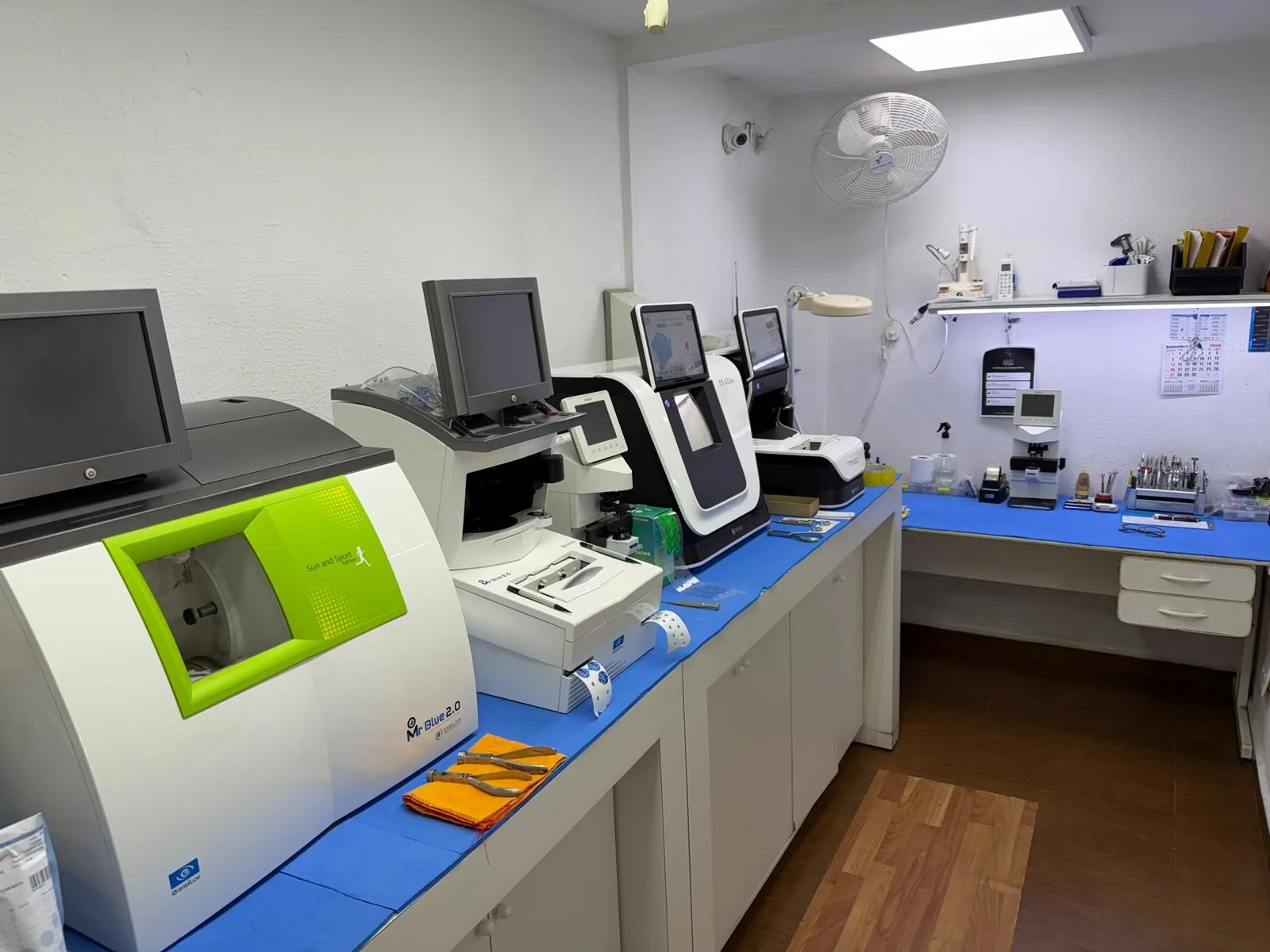 Laboratório óptico próprio da Consultoria Óptica Village