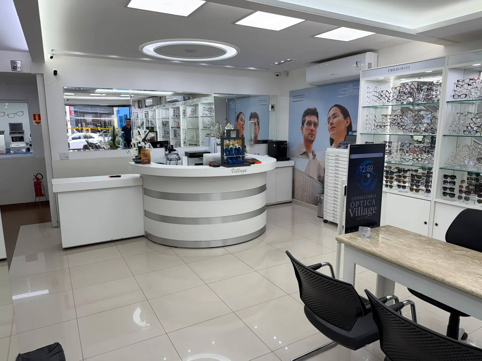 Interior e recepção da Consultoria Óptica Village no Tatuapé